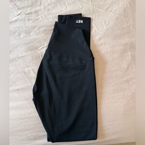 Black Set Active AirLuxe Leggings- (never worn)